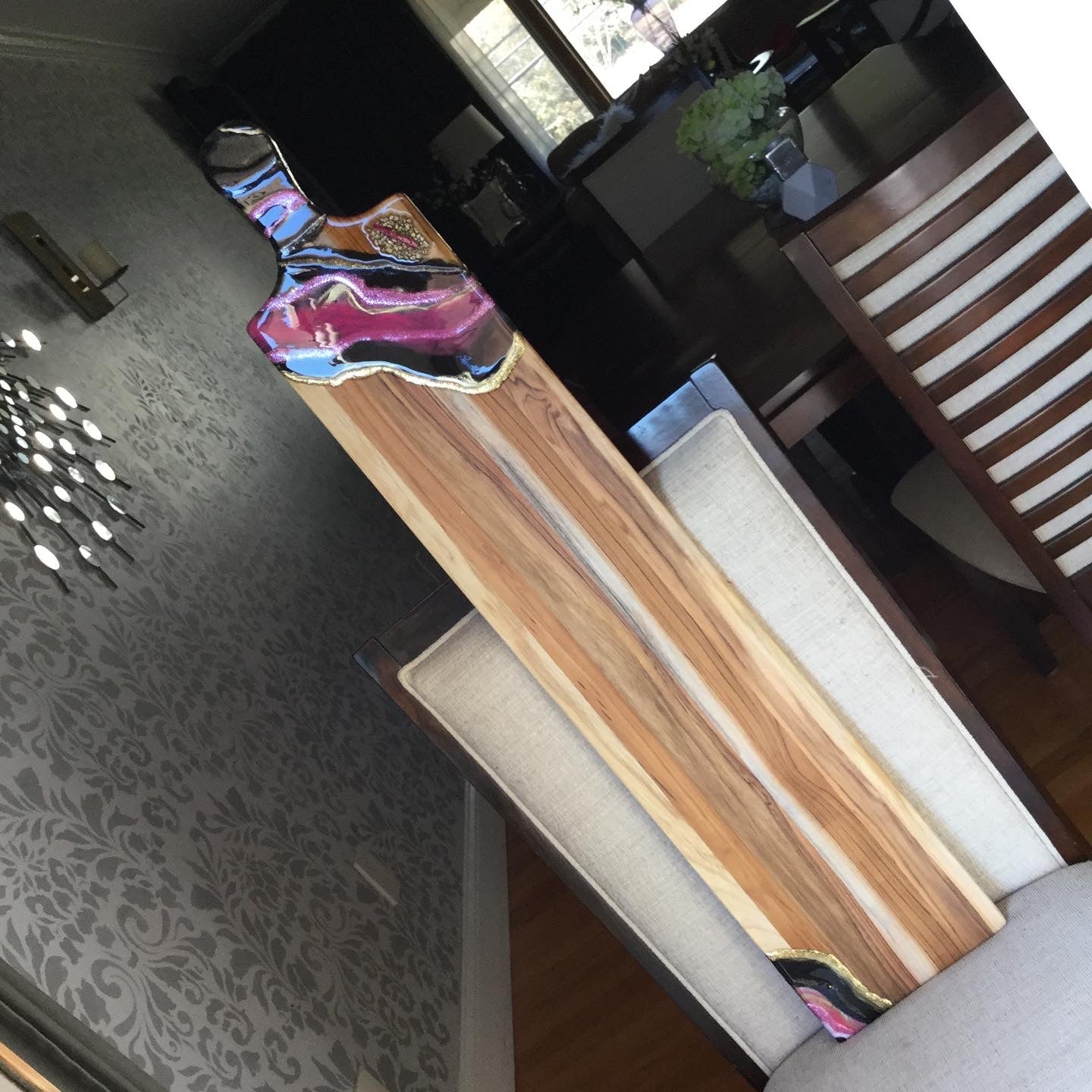 Size perspective of the Large Serving Board with Resin Art and Semiprecious Beads in Pink and Black geode inspired - Mamota Creative