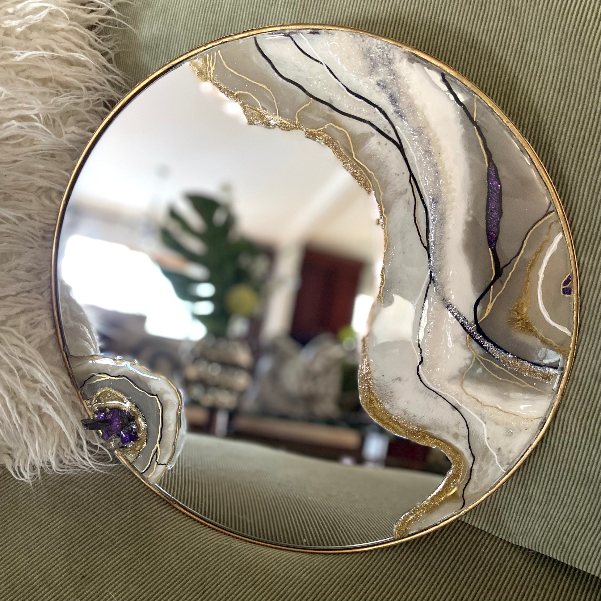 Agate round mirror in neutral colors with quartz  - Mamota Creative