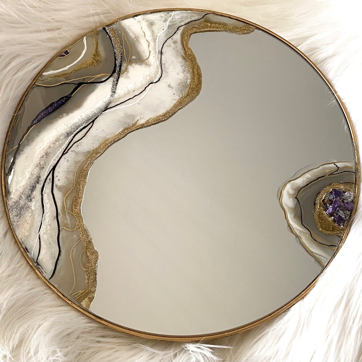 Agate round mirror in neutral colors with quartz  - Mamota Creative